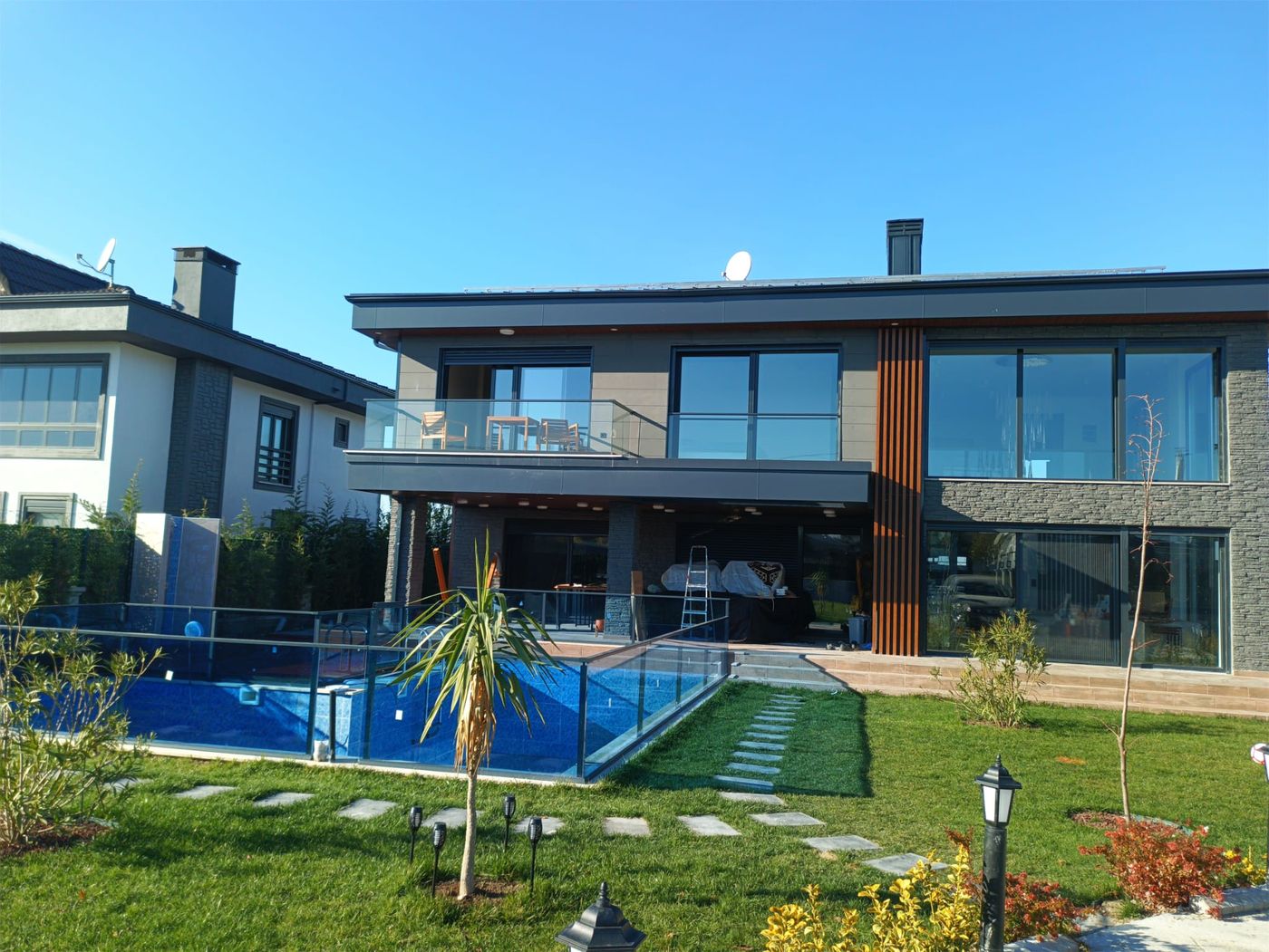 Cam korkuluk ve geniş cam cepheli villa uygulaması
